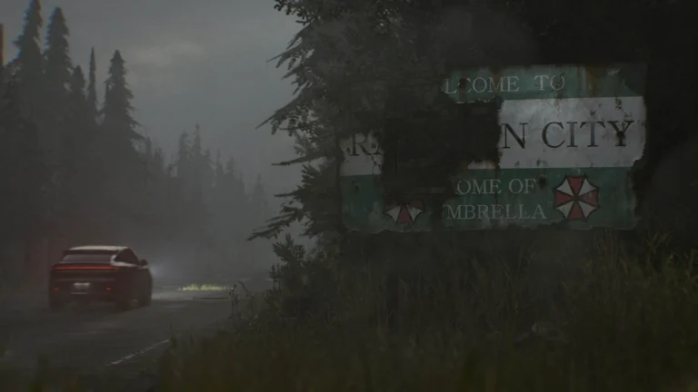 Un auto circula de noche junto a un cartel deteriorado de bienvenida a Raccoon City.