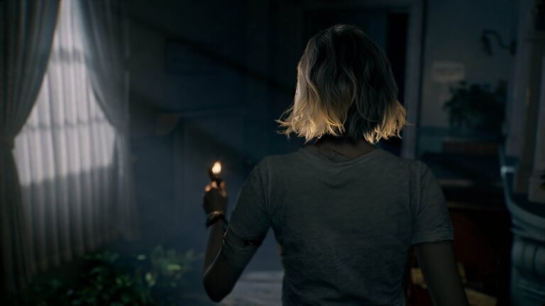 Grace Ashcroft avanza por una habitación oscura iluminando el entorno con una linterna.